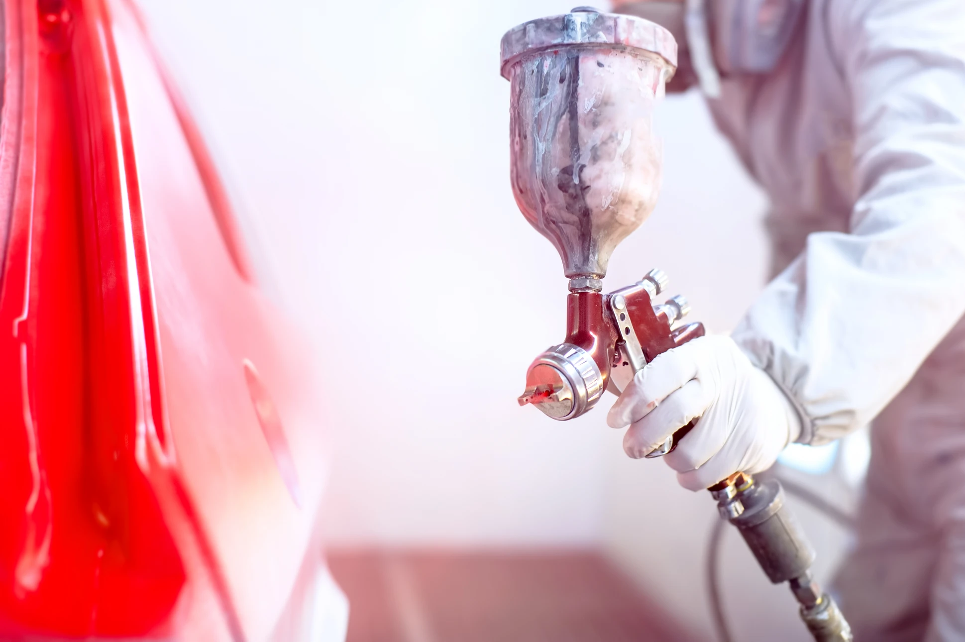 Atelier automobile avec nombreuses pièces détachées et outils de maintenance disposés sur plan de travail