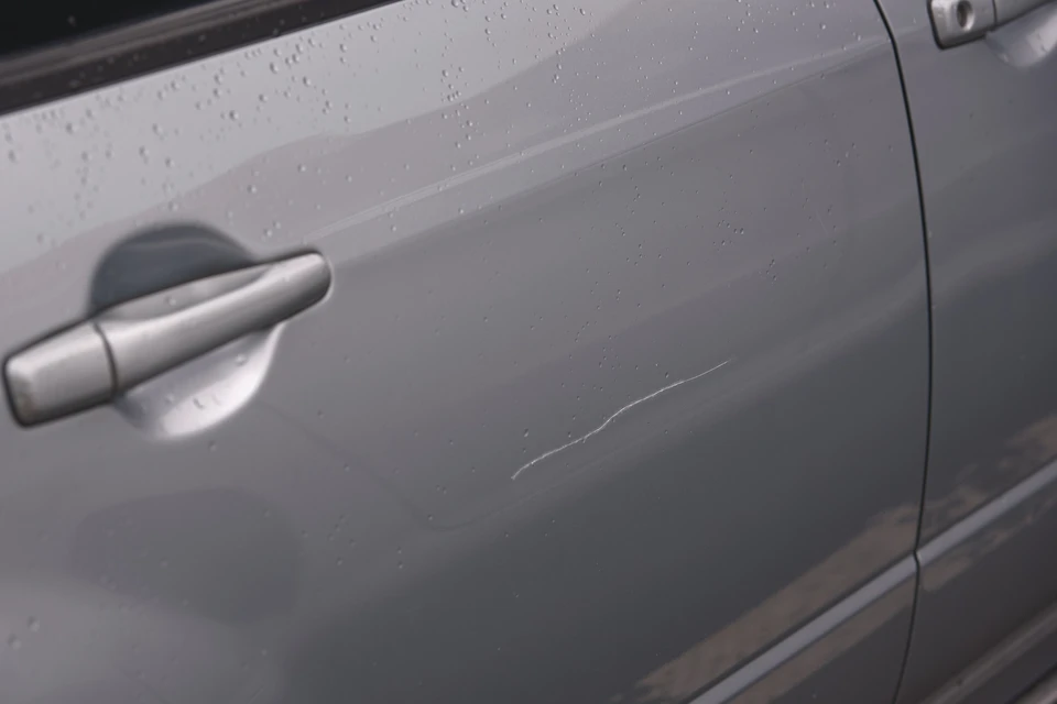 Extérieur automobile, portière de véhicule avec rayure visible sur la carrosserie