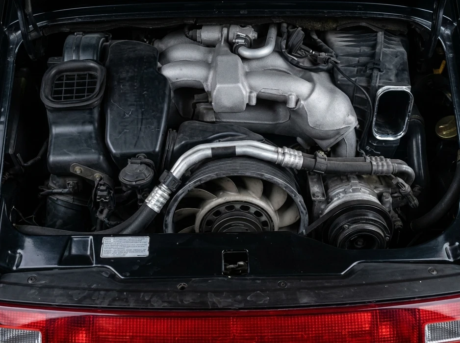 Compartiment moteur arrière d'une Porsche 911, vue de dessus