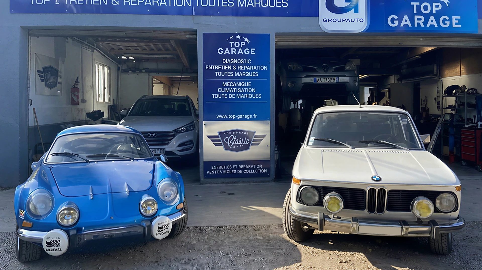 Mécanicien automobile versant de l'huile moteur dorée depuis un bidon noir dans le compartiment moteur d'un véhicule lors d'une vidange dans un garage professionnel
